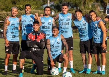Uruguay enfrenta a Venezuela para mejorar sus chances de clasificar a Qatar