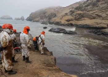 Perú ordena a Repsol paralizar carga y descarga de crudo en buques tras derrame
