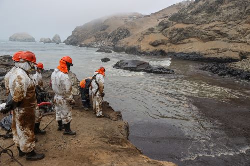 Perú ordena a Repsol paralizar carga y descarga de crudo en buques tras derrame