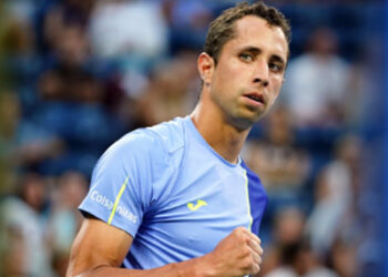 Colombiano Daniel Galán elimina a Tsitsipas, cuarto sembrado, en su debut en el US Open