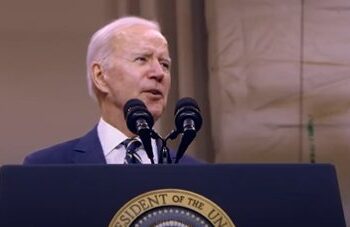 Biden reprende a la industria del petróleo por el precio de los combustibles