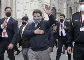 Presidente de Perú declara ante fiscalía por caso de supuesta corrupción