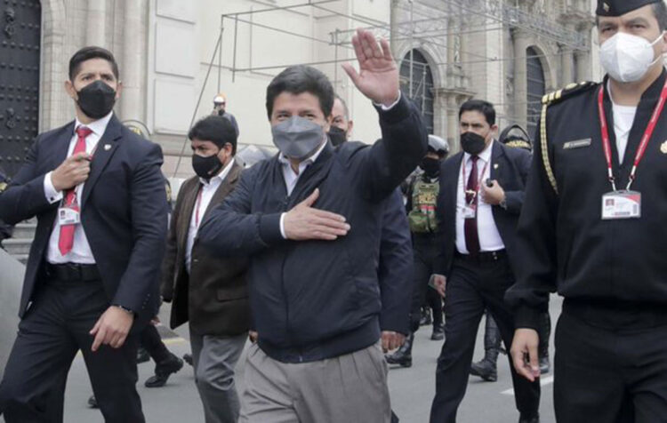 Presidente de Perú declara ante fiscalía por caso de supuesta corrupción