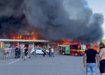 Al menos 13 muertos y más de 40 heridos en un ataque con misil en un centro comercial de Ucrania