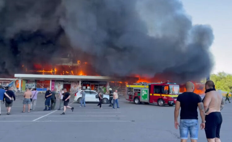 Al menos 13 muertos y más de 40 heridos en un ataque con misil en un centro comercial de Ucrania
