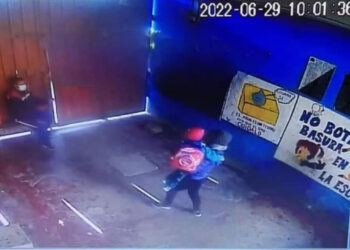 Encuentran muerto a niño raptado en Llallagua, vecinos protestan y apedrean edificio policial