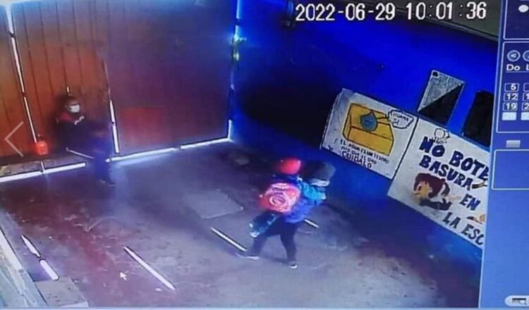 Encuentran muerto a niño raptado en Llallagua, vecinos protestan y apedrean edificio policial