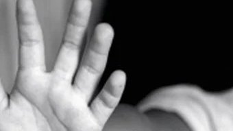 Una menor de dos años muere con signos de golpes y agresión sexual, detienen a su madre