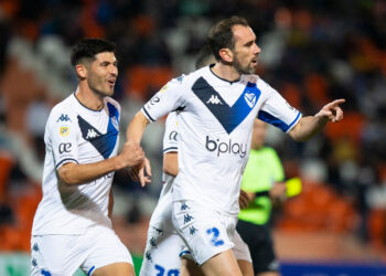 Godín anota su primer gol en Liga argentina y expulsión insólita del Cacique Medina
