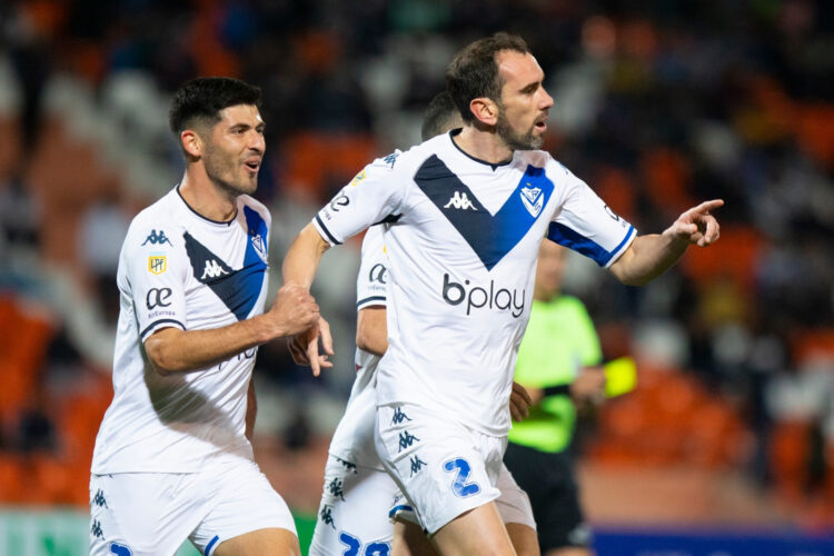 Godín anota su primer gol en Liga argentina y expulsión insólita del Cacique Medina