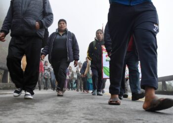 Marcha rumbo a La Paz: Cocaleros pernoctan en el túnel San Rafael