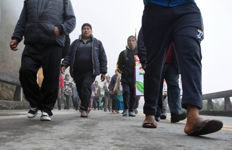 Marcha rumbo a La Paz: Cocaleros pernoctan en el túnel San Rafael