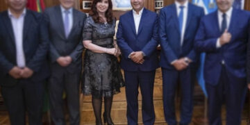 Presidente de Bolivia dice que se busca 'aniquilar' a Cristina Fernández.