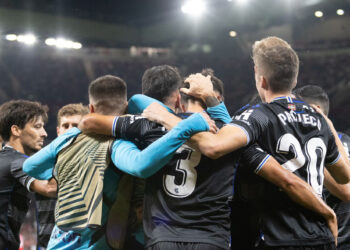 La Real Sociedad tumba al United en una jornada europea manchada por la violencia