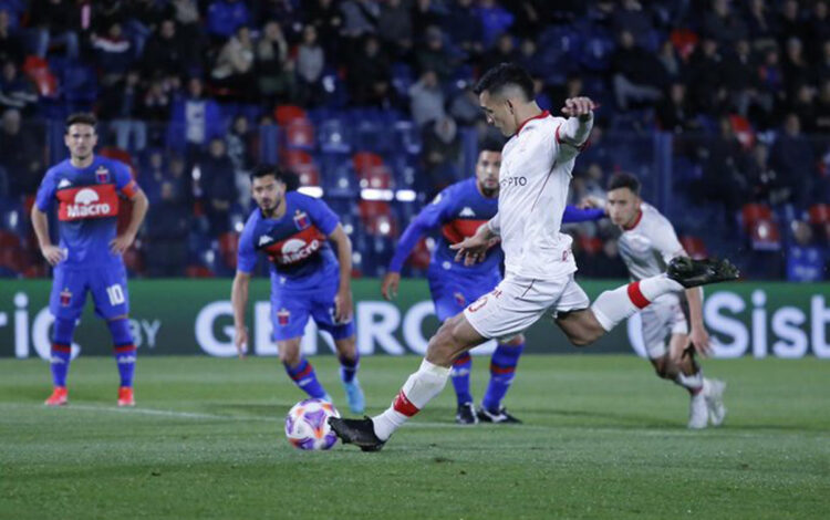 Huracán se queda con las ganas de ser puntero en Argentina y cae Racing