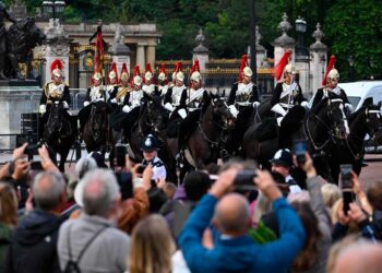 Los londinenses se lanzan a la calle para despedirse de Isabel II