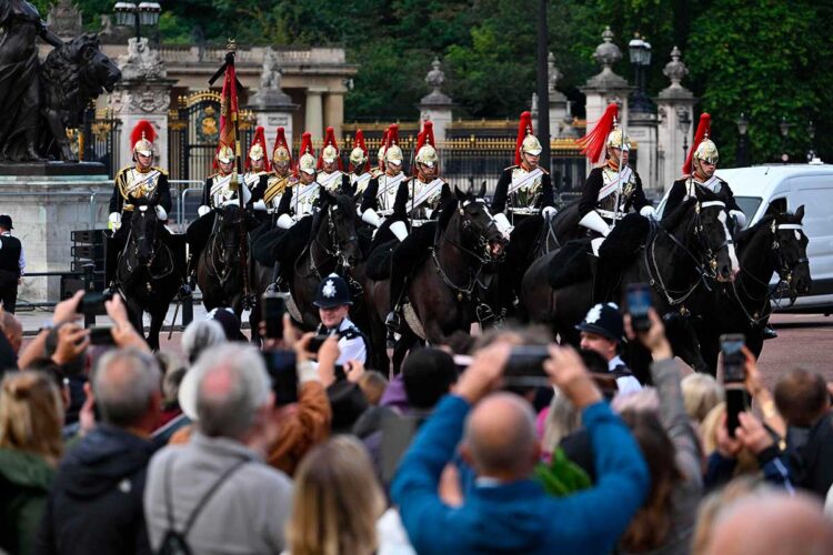 Los londinenses se lanzan a la calle para despedirse de Isabel II