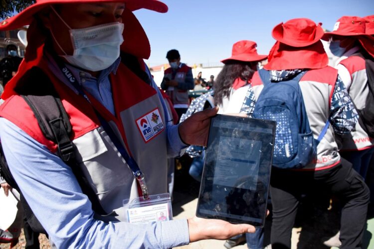 Brigadistas actualizan la cartografía estadística. Foto: APG