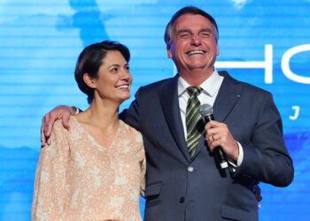 Primera dama brasileña promueve un mes de ayuno y oración por Bolsonaro