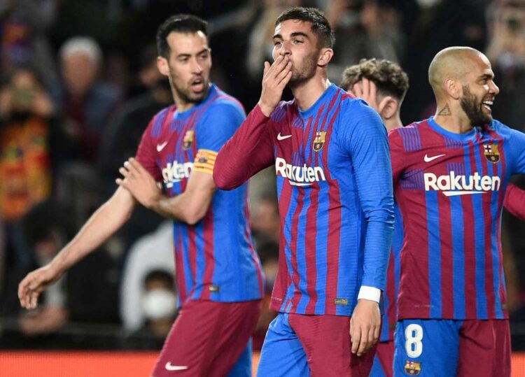 Barcelona golea a Osasuna y mantiene tercera plaza en la liga española