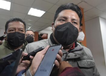 Dan detención domiciliaria, derecho al trabajo y arraigo al gobernador Santos Quispe