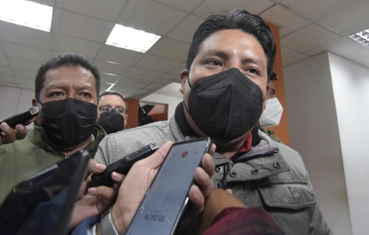 Dan detención domiciliaria, derecho al trabajo y arraigo al gobernador Santos Quispe