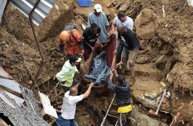 Lluvias torrenciales dejan ya 94 muertos cerca de Rio de Janeiro