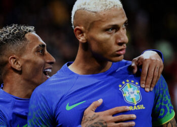 Lanzan un plátano a Richarlison en París durante el Brasil-Túnez