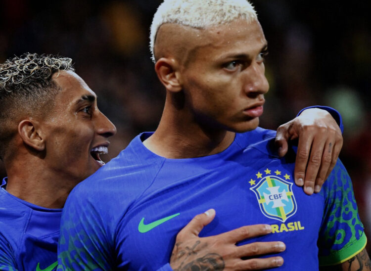 Lanzan un plátano a Richarlison en París durante el Brasil-Túnez