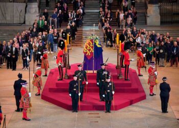Adiós emocionado de miles de ciudadanos a Isabel II