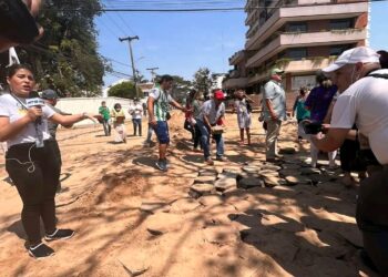 Activistas y opositores a Jhonny protestan contra el retiro de losetas en el Casco Viejo de Santa Cruz