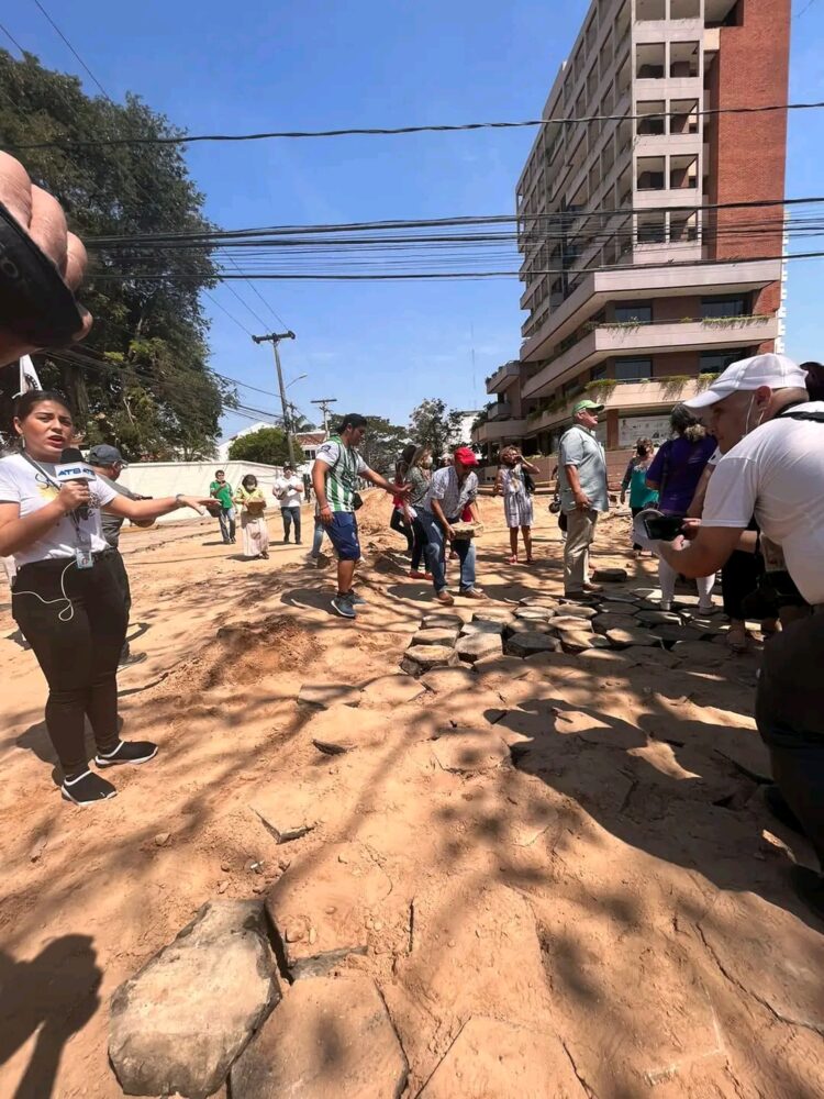 Activistas y opositores a Jhonny protestan contra el retiro de losetas en el Casco Viejo de Santa Cruz