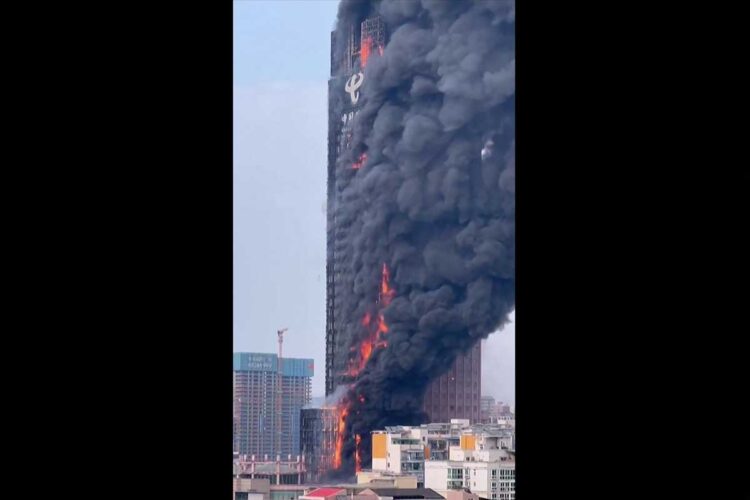 Gran incendio en rascacielos en una ciudad del centro de China