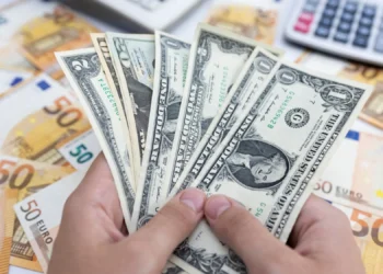 El euro alcanzó la paridad con el dólar por primera vez en dos décadas