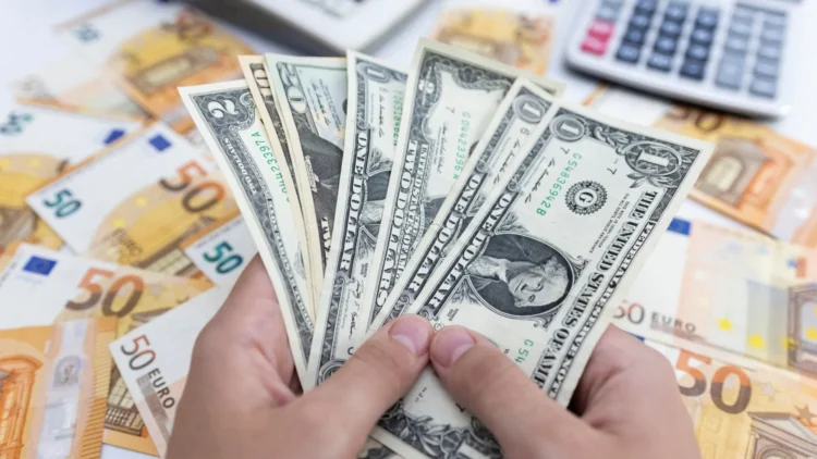 El euro alcanzó la paridad con el dólar por primera vez en dos décadas