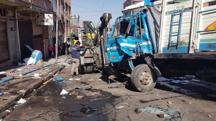 La Policía precinta área del accidente de Tembladerani, afectada por la caída de cables de alta tensión