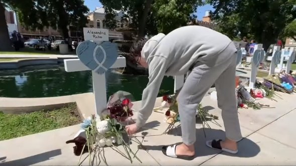 Dolor profundo en Texas en entierro de maestra abatida en masacre de Uvalde