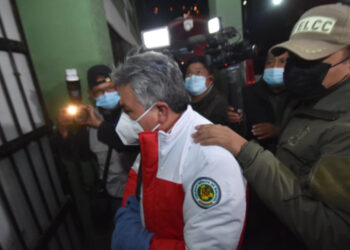 Detienen a Larrea, médicos salen en su defensa y esperan su libertad para evitar el paro declarado