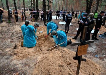 Cientos de tumbas cerca de ciudad ucraniana de Izium, reconquistada a los rusos