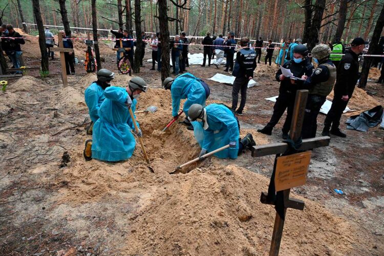 Cientos de tumbas cerca de ciudad ucraniana de Izium, reconquistada a los rusos