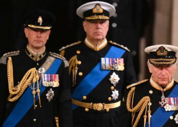 El controvertido príncipe Andrés rinde tributo a su ‘amada mamá ‘Isabel II