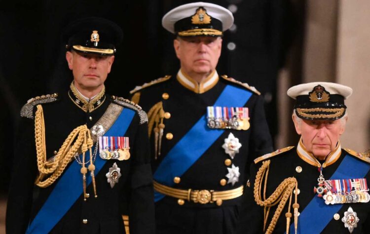 El controvertido príncipe Andrés rinde tributo a su ‘amada mamá ‘Isabel II