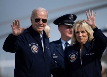 Biden visita Florida, devastada por el huracán Ian