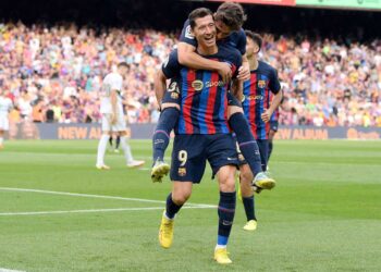 Lewandowski pone líder al Barcelona, Cavani debuta con el Valencia