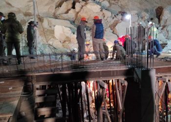 En una construcción cae un talud y sepulta a dos obreros, se activan labores de rescate