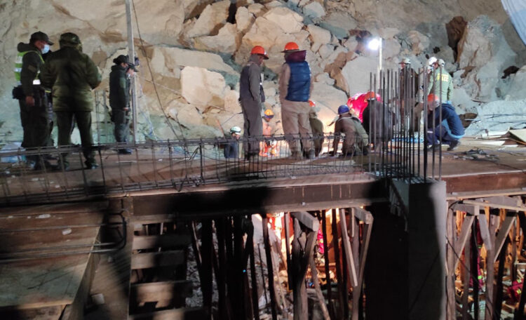 En una construcción cae un talud y sepulta a dos obreros, se activan labores de rescate