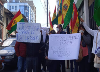 Médicos exigen liberar a Larrea e inician movilizaciones y vigilias
