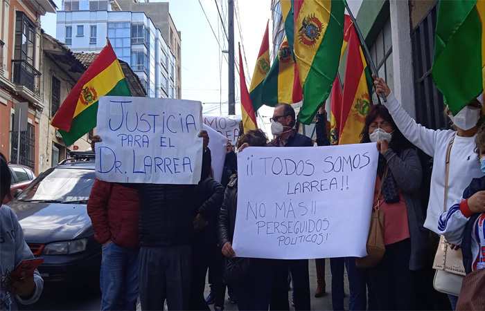 Médicos exigen liberar a Larrea e inician movilizaciones y vigilias