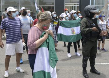 Camacho dice que el paro va si no hay diálogo, la Policía advierte que garantizará el libre tránsito
