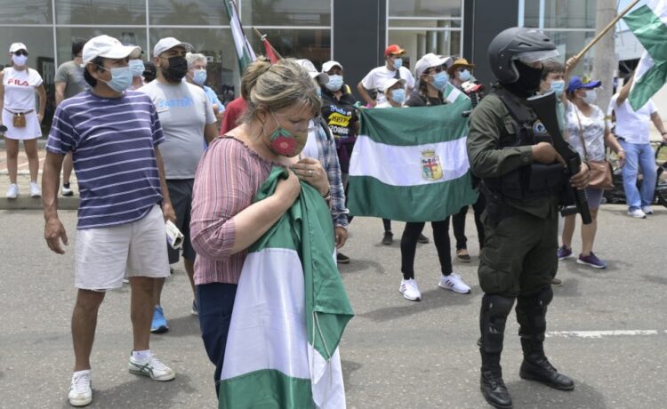 Camacho dice que el paro va si no hay diálogo, la Policía advierte que garantizará el libre tránsito
